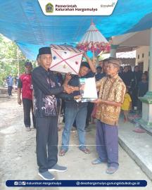 PENYERAHAN AKTA KEMATIAN ALMARHUMAH IBU JUMINEM KEPADA PIHAK KELUARGA